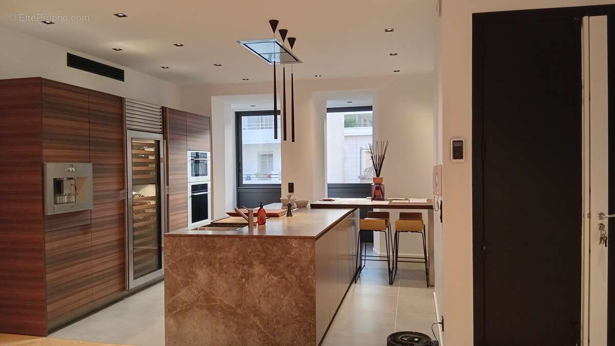 Magnifique cuisine ouverte équipée - Appartement à MARSEILLE-8E