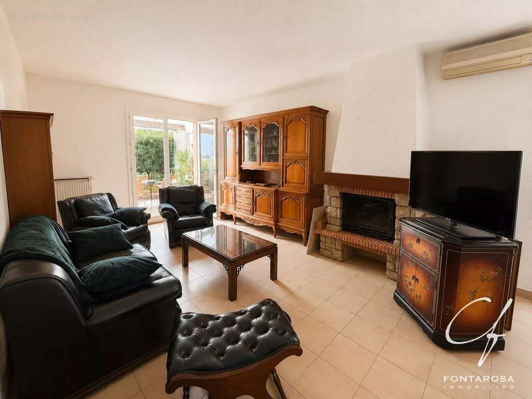 Villa au calme avec beau potentiel — Fréjus limitrophe Saint-Raphaël - photo 8