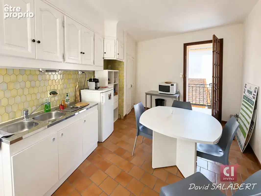 À vendre ? brignoles centre ? immeuble mixte d'environ 325 m² avec local loué, appartement, grenier, cour et terrasse - photo 9