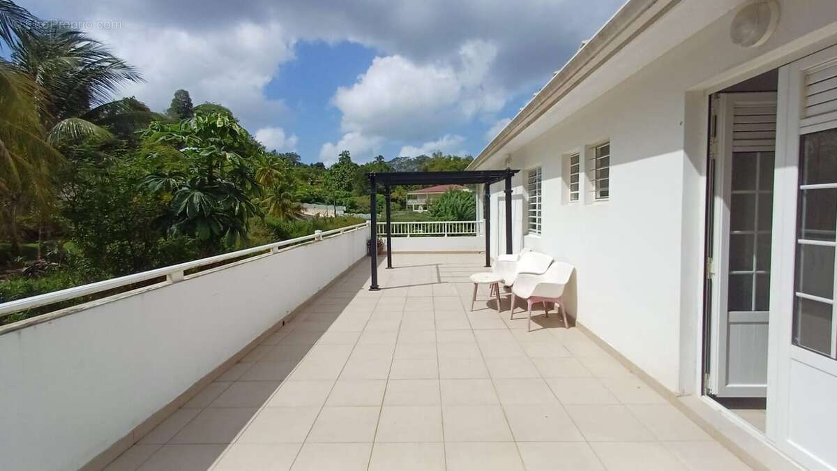 Appartement 75 m² à Le Lamentin  - photo 3