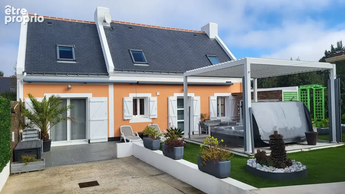 Maison de standing à vendre à Belle-Île-en-Mer, avec cinq chambres et spa extérieur - photo 1