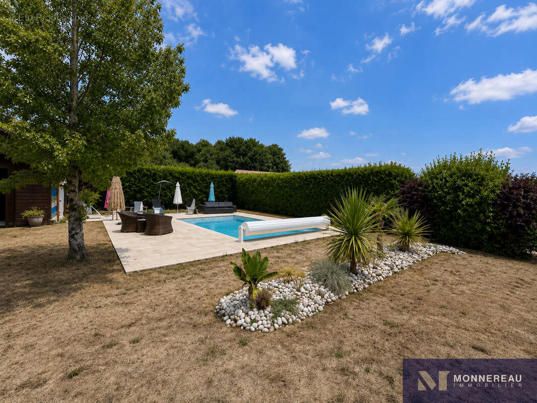 Maison des annees 2000 renove avec bel exterieur, piscine et poolhouse. - photo 14
