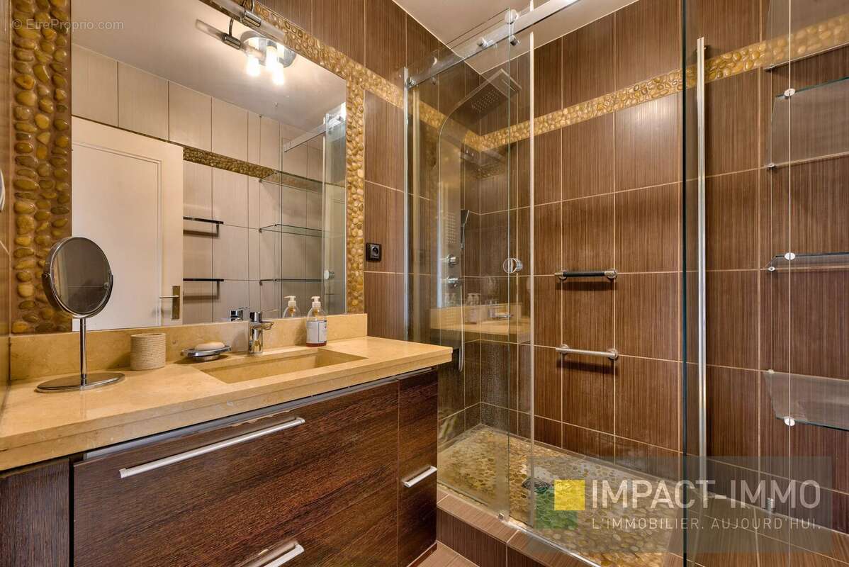 Appartement à COURBEVOIE