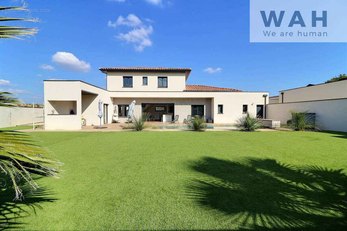 Villa contemporaine récente avec piscine, 5 chambres et jardin paysagé. - photo 13