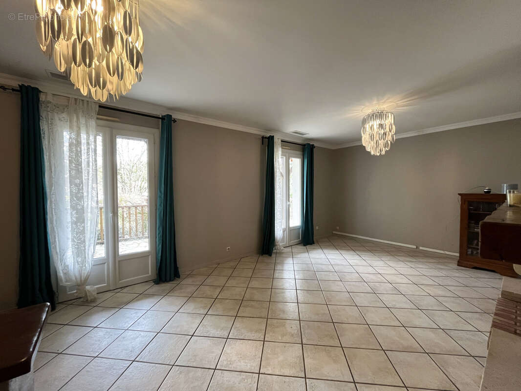 Maison à ROULLET-SAINT-ESTEPHE