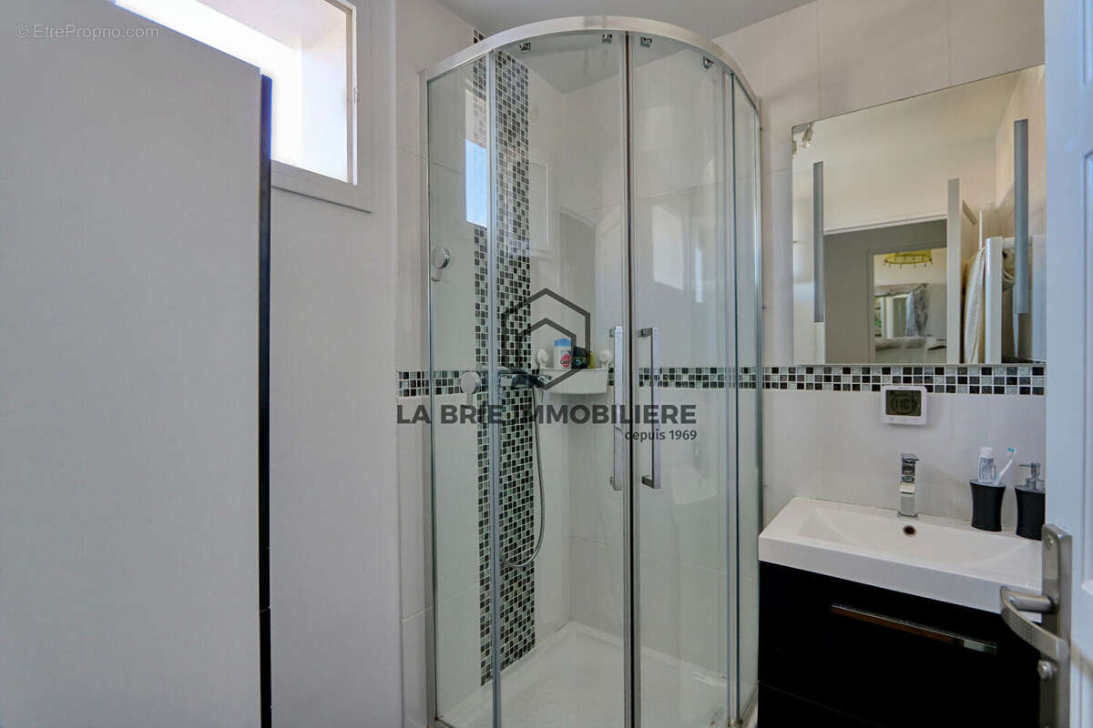 Maison à MANDRES-LES-ROSES