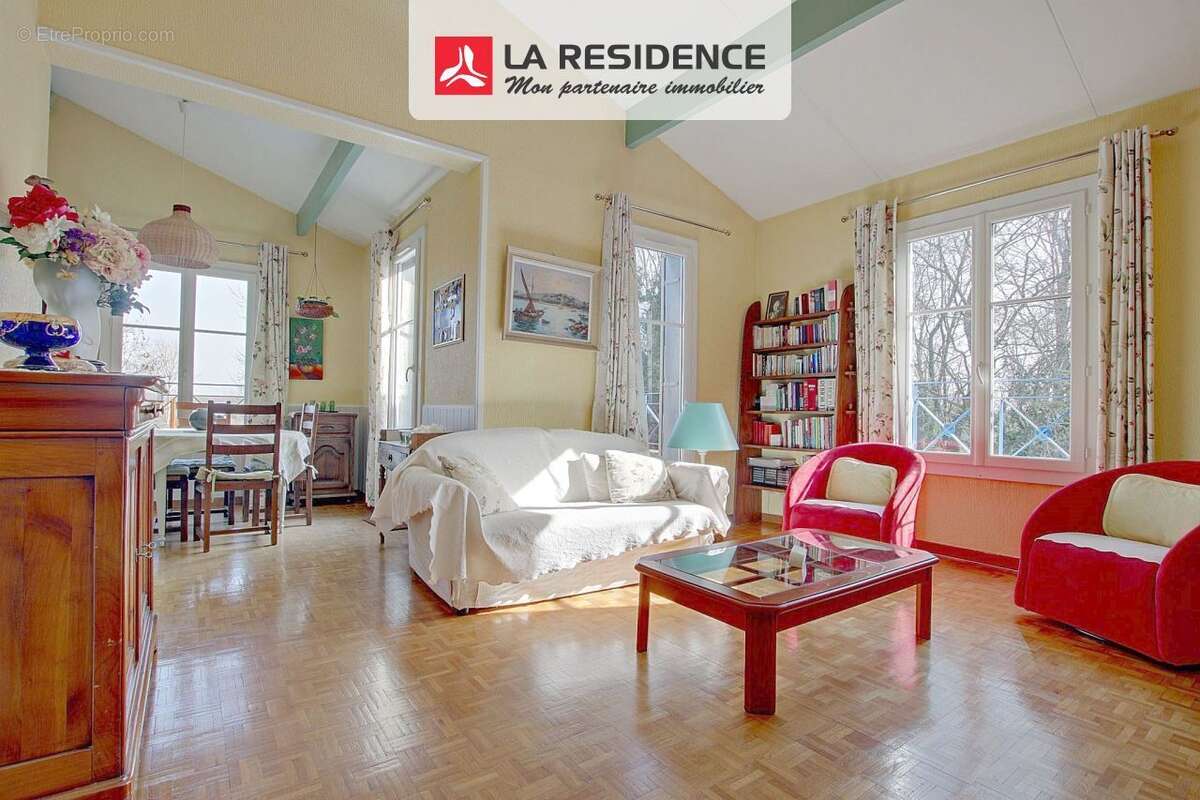 Appartement à LE MESNIL-SAINT-DENIS