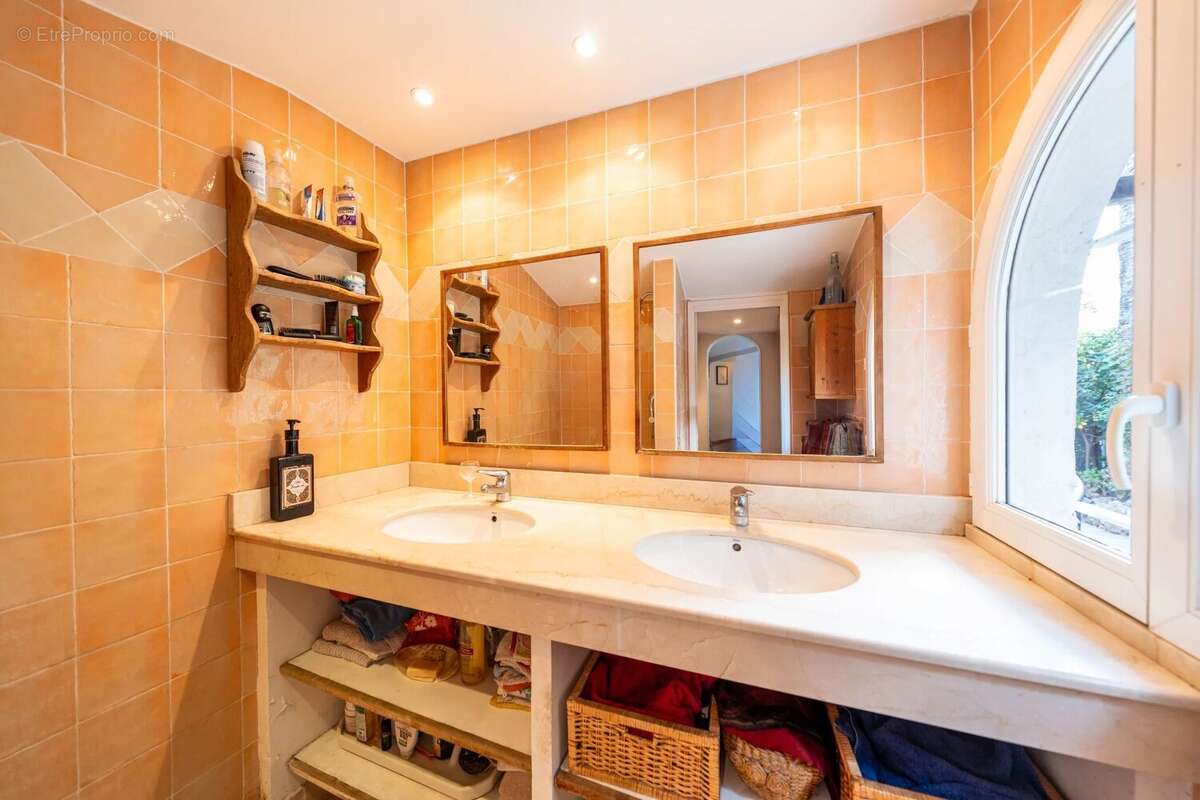 Cannes croix des gardes - maison de caractere – beaux volumes - photo 9