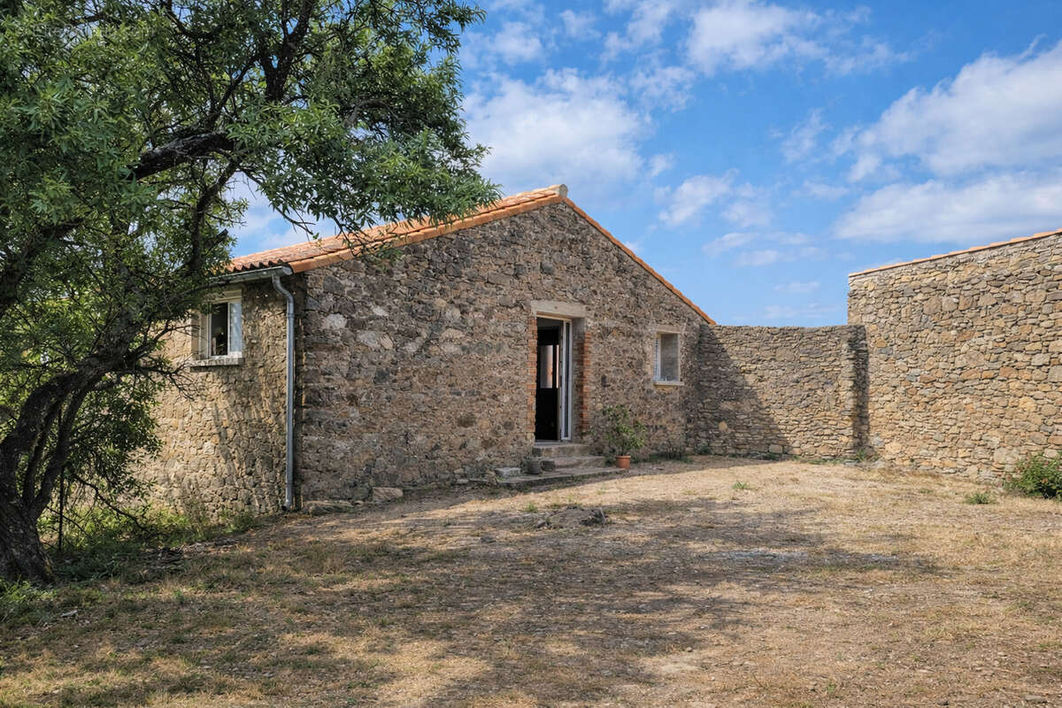 Maison vigneronne avec grande remise, garage sur grande parcelle de 9000 m2 - photo 5