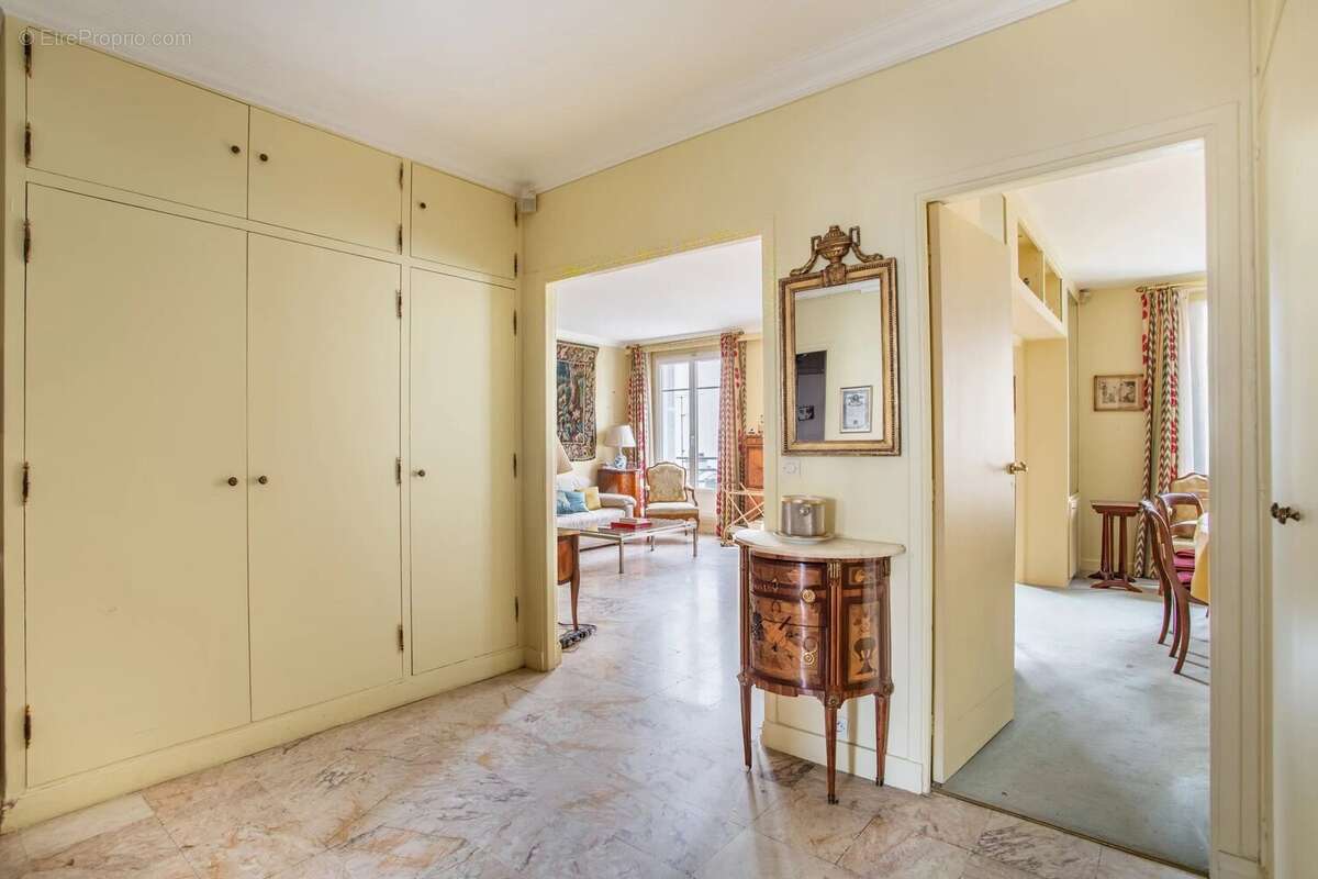 Appartement à PARIS-16E