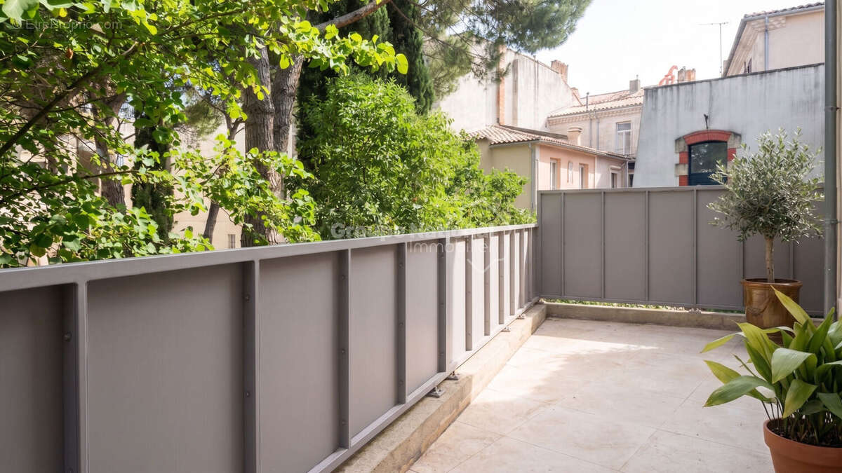 Loft de caractère à deux pas des Arènes de Nîmes - Terrasses et garage - photo 8