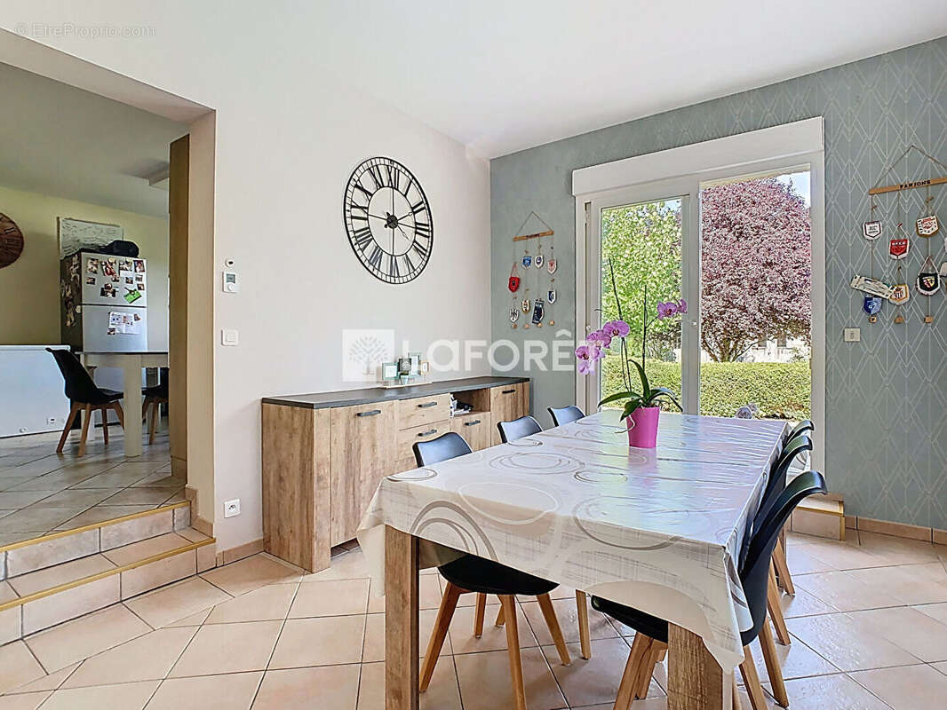 Maison à VIENNE-LE-CHATEAU