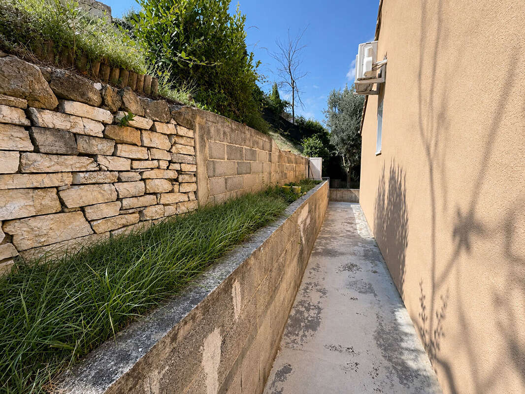 A vendre - contes la vernea - villa de 132 m² 5 pieces - terrain 500 m² - garage - parking - photo 10