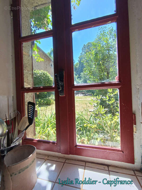 Fermette 10 pièces - grande grange - Rare à SAINT VICTOR MONTVIANEIX (63550) en Auvergne-Rhône Alpes - photo 6