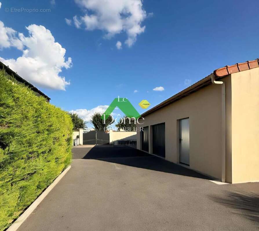 Maison à VALLANGOUJARD