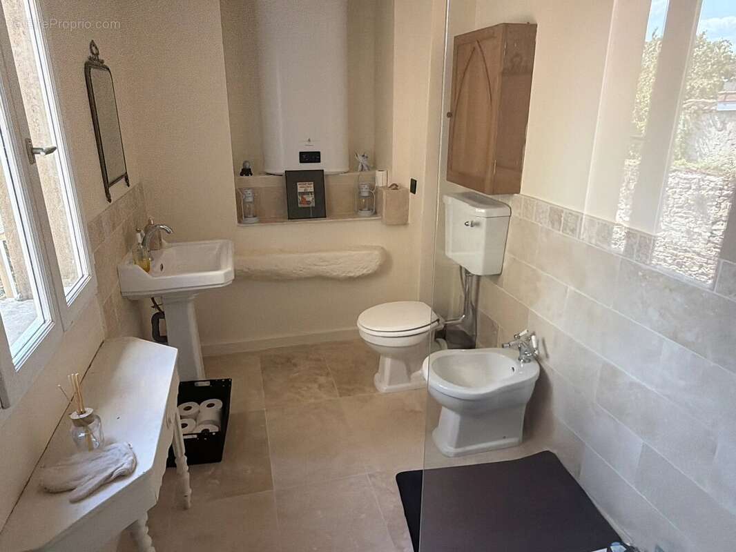 Spacieuse maison familiale située au cœur d'une ville animée, avec possibilité d'ouverture de chambres d'hôtes - photo 9