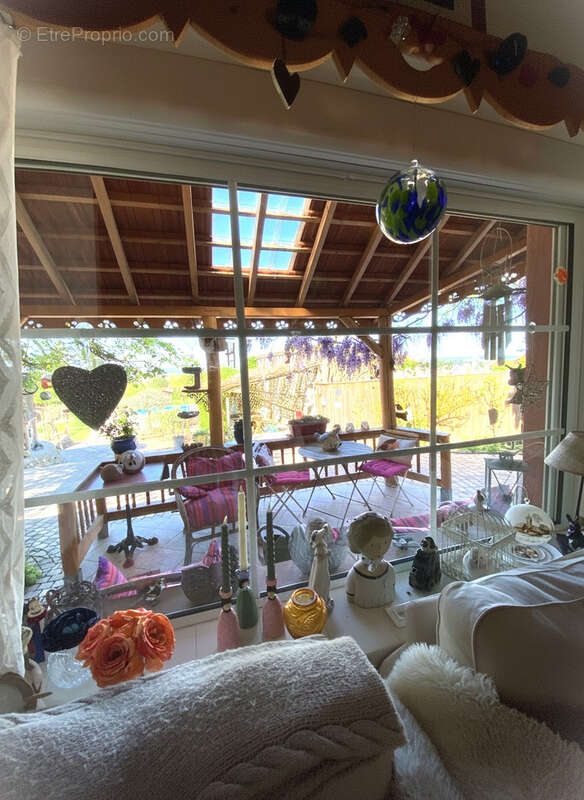 Maison à CREUZIER-LE-VIEUX