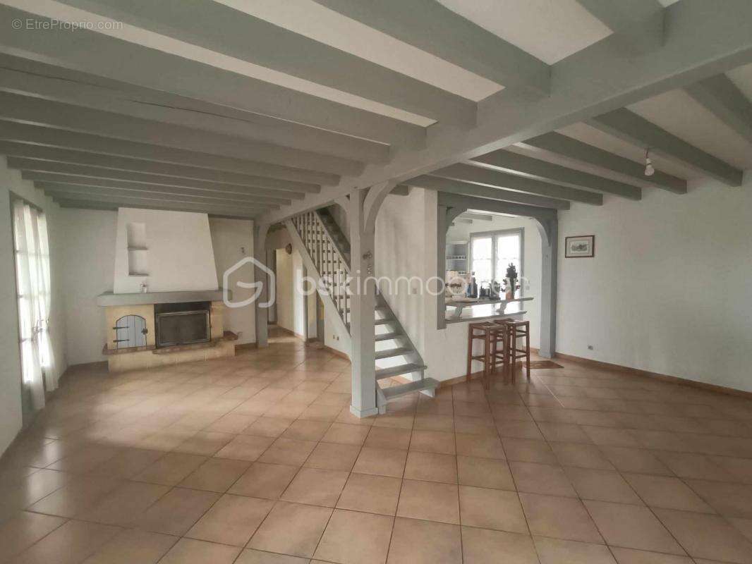 Très Belle Villa type ‘’ Basque ‘’ de plain-pied de 160 m2 érigée sur un Parc de 7 069 m² à Marmande 47200 - photo 5
