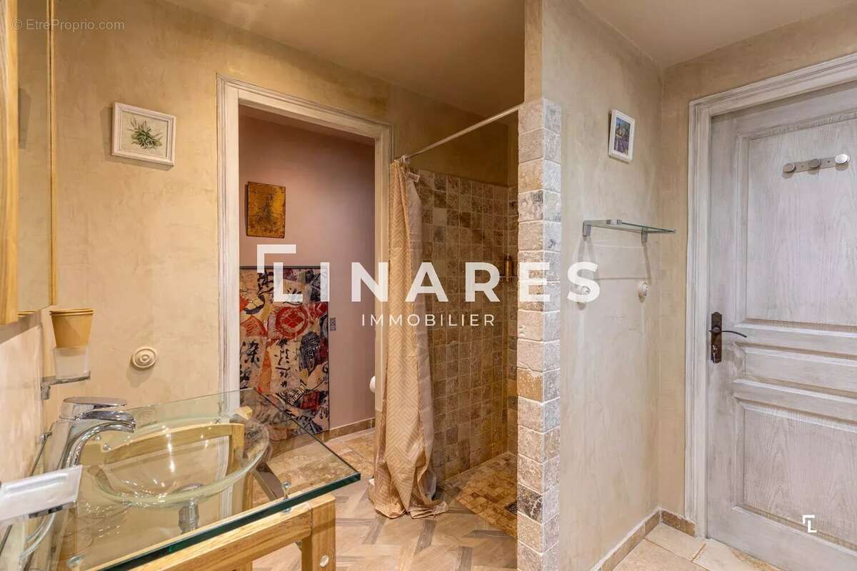 LE DOMAINE PROVENÇAL - Villa T6 de 287m² dont deux dépendances de 26m² - Piscine - Terrain de 6900m²  - 13011 EOURES - photo 25