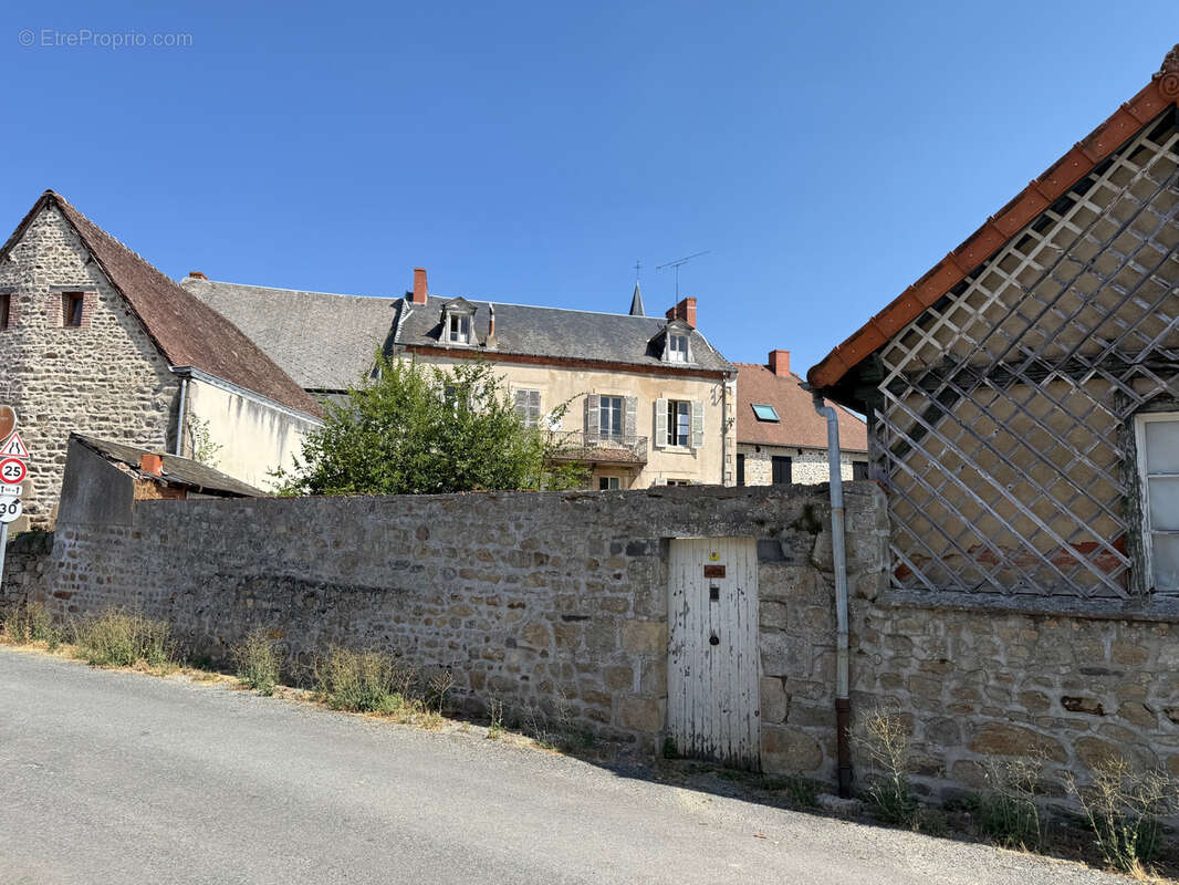 Auv 1227 : Maison de bourg à rénover, jardin, garages et grange - photo 109
