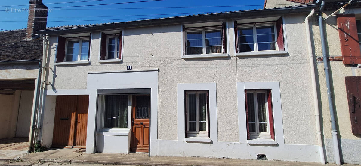 Maison à VILLENEUVE-SUR-YONNE