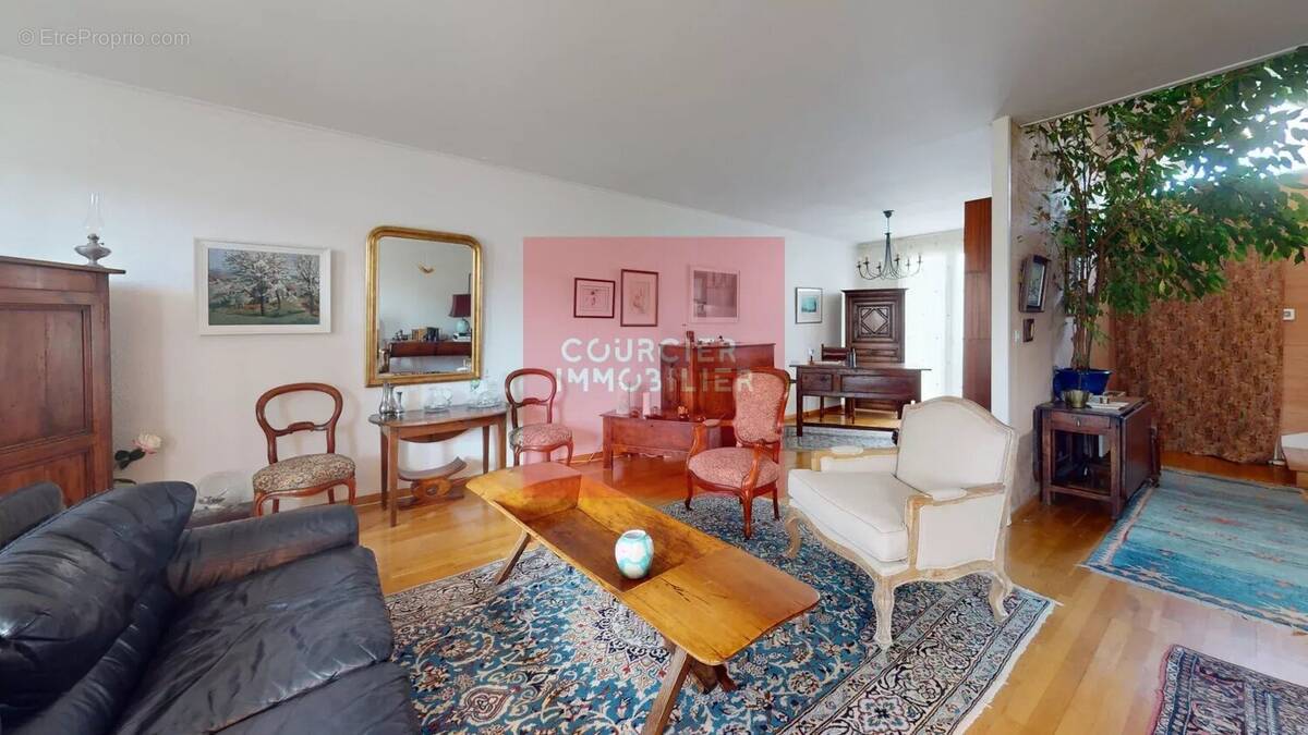 Maison à LE MESNIL-SAINT-DENIS