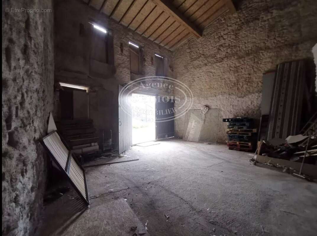 Parking à LEZIGNAN-CORBIERES