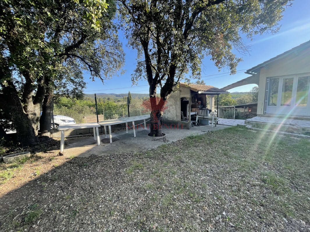 Villa de type t6 avec une piscine sur une parcelle de 5770m2 - photo 18