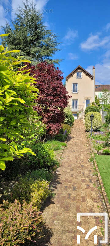 Maison à LE MESNIL-LE-ROI