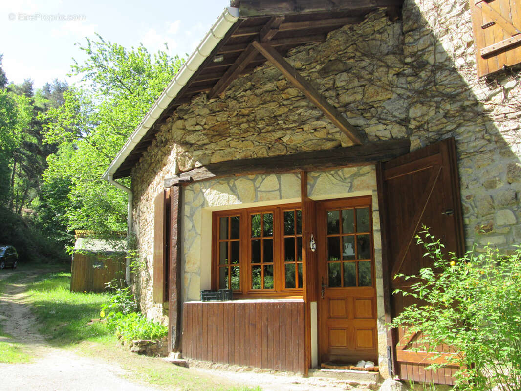 Maison à SAINT-VICTOR-MONTVIANEIX