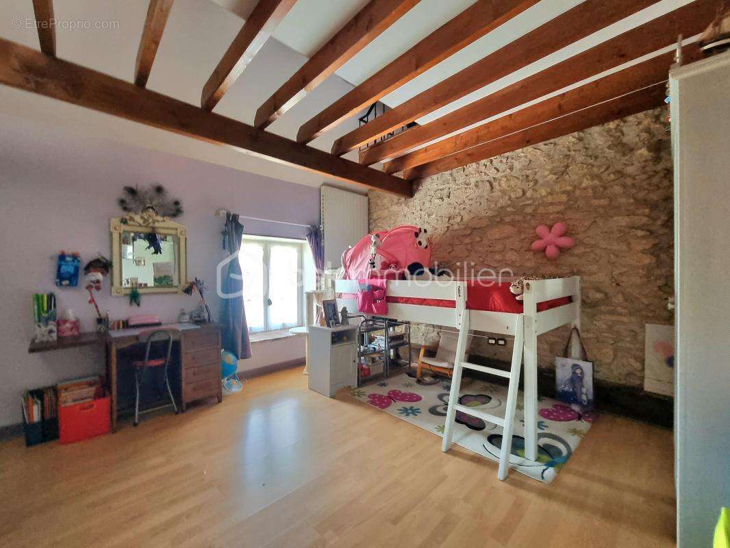 Propriété 14 pièces, 8 chambres, granges, cave et jardin - photo 17