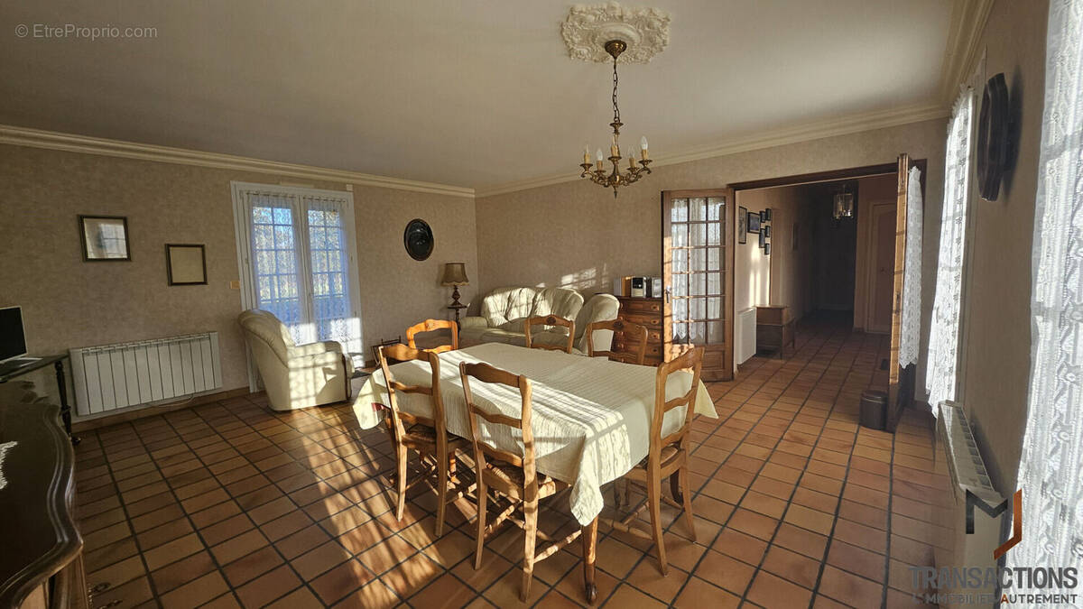 Maison à SAINT-HILAIRE-DE-CHALEONS