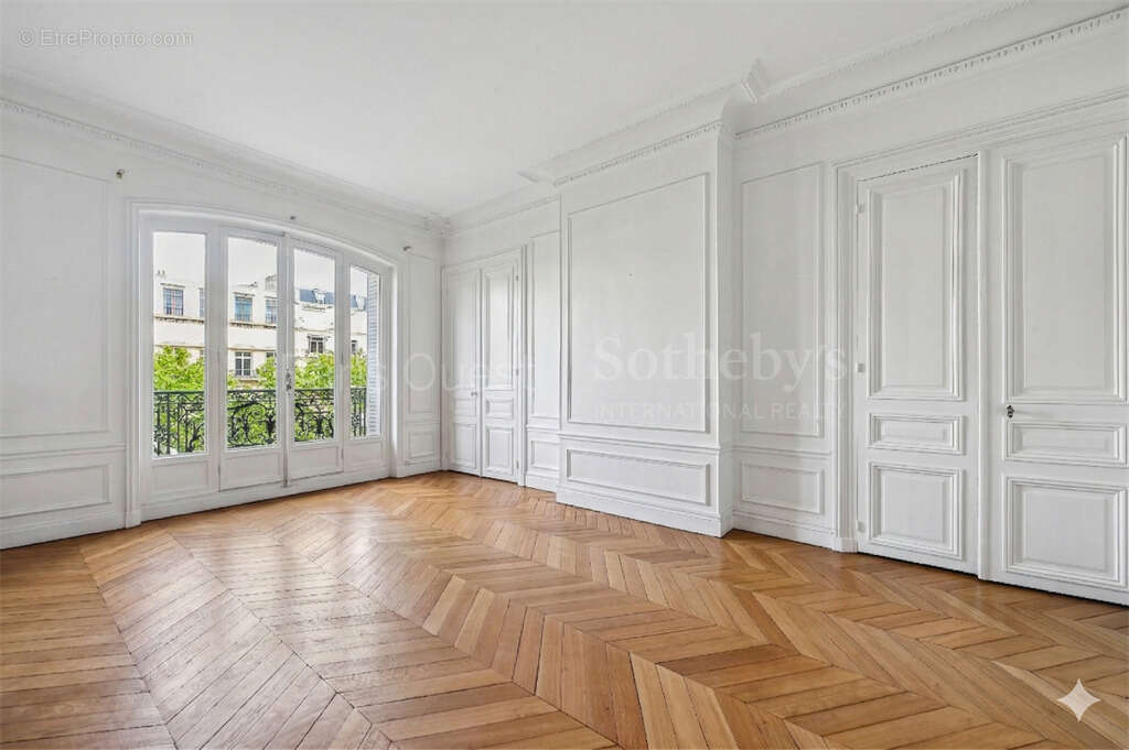 Appartement à PARIS-16E