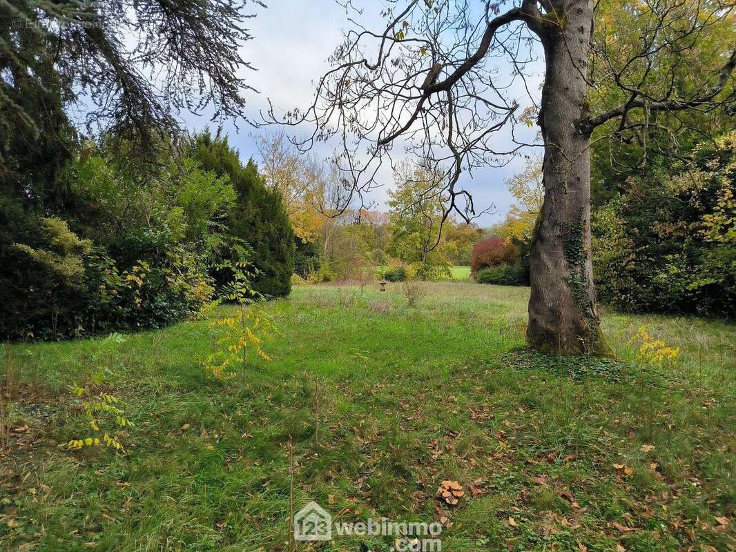 Érigée sur un terrain clos et arboré de 2947 m² - Maison à BRAINE