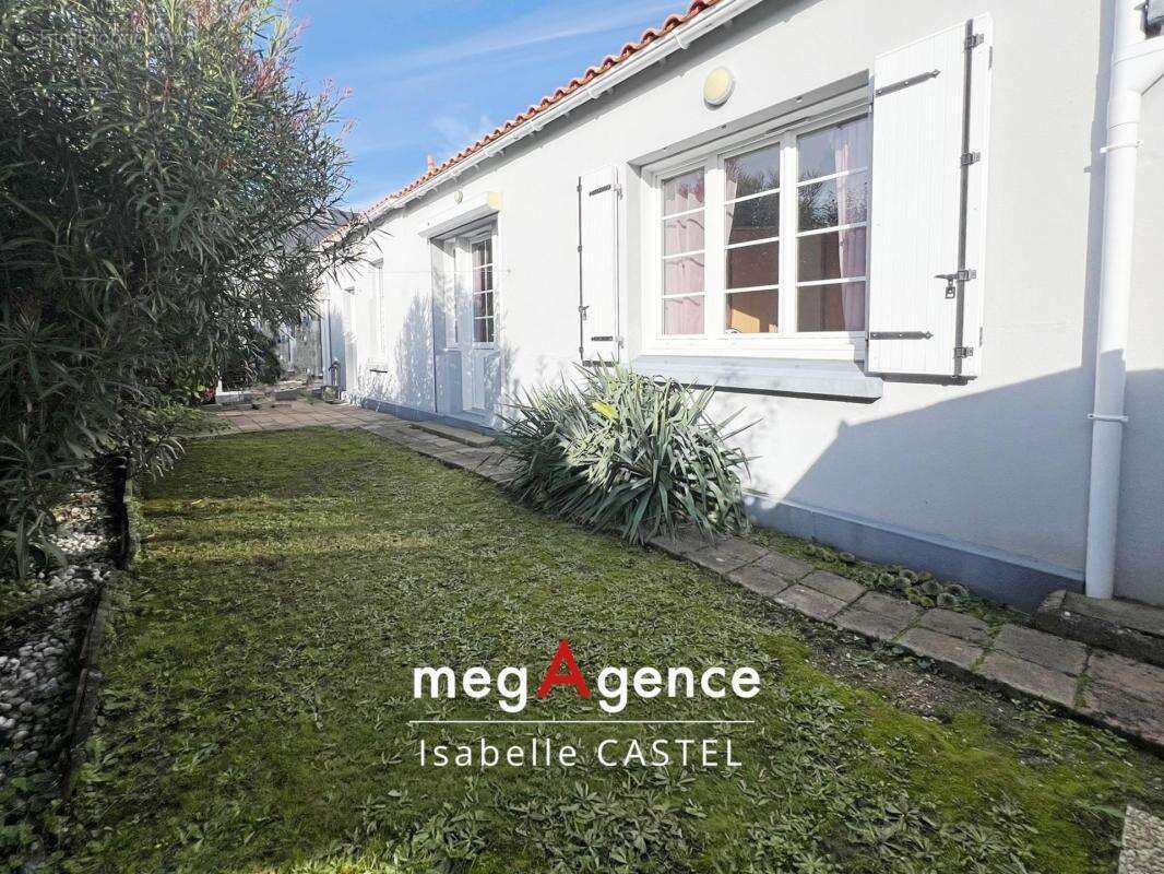 Maison Sablaise pleine de charme avec jardin et garage ! - photo 9