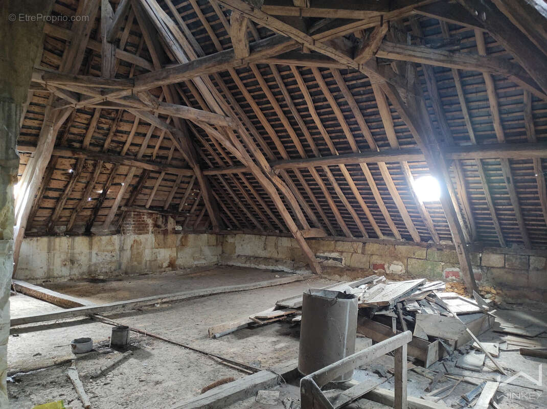 Maison en Pierre, Fort potentiel +300 m2 cave, garage, à restaurer entièrement - photo 5