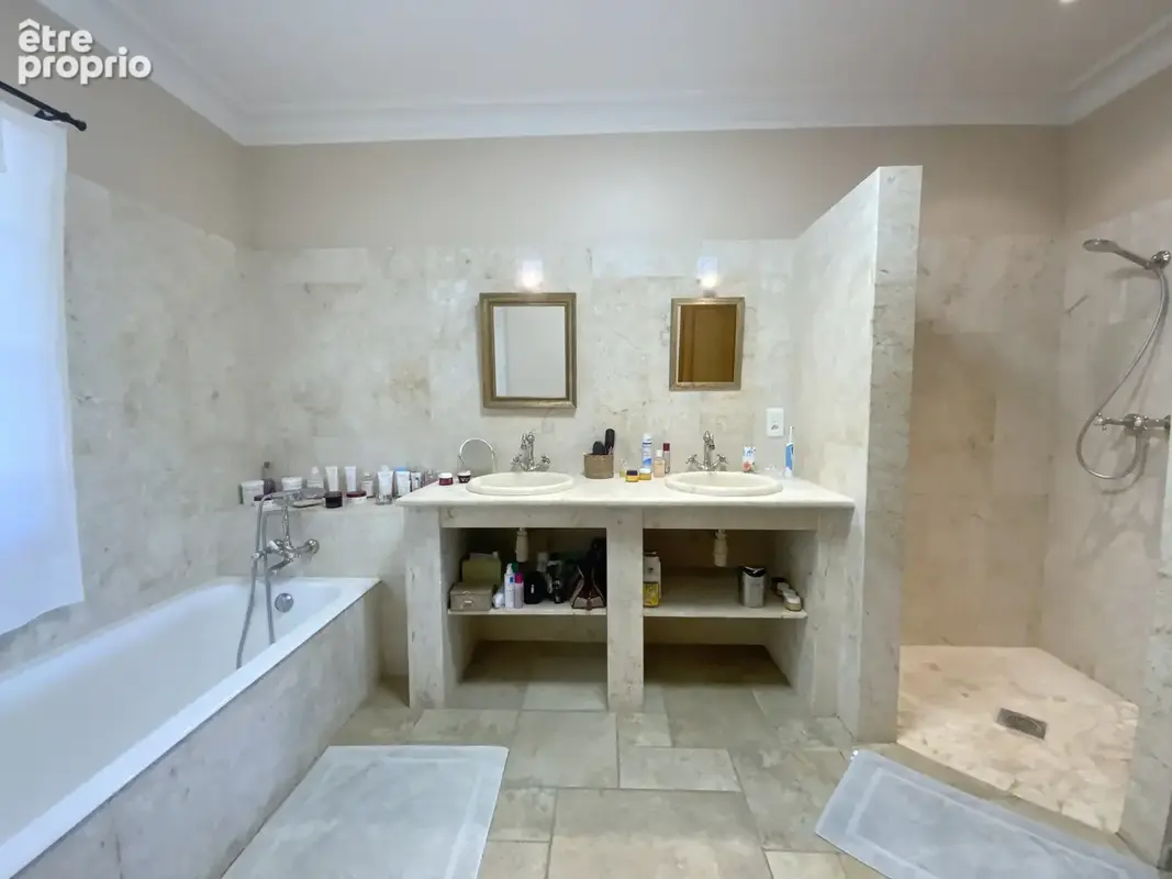 Propriété située à Uzès dans un secteur résidentiel. - photo 21