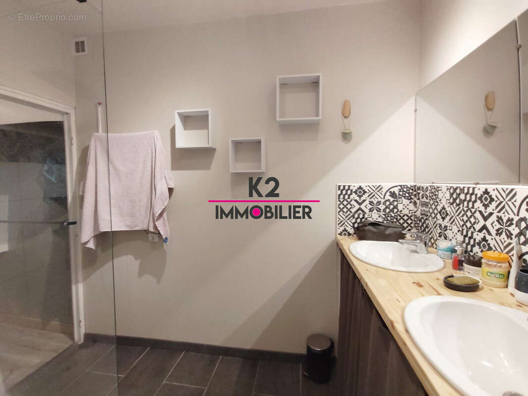 T2 - Salle d'eau - Appartement à LE TEIL