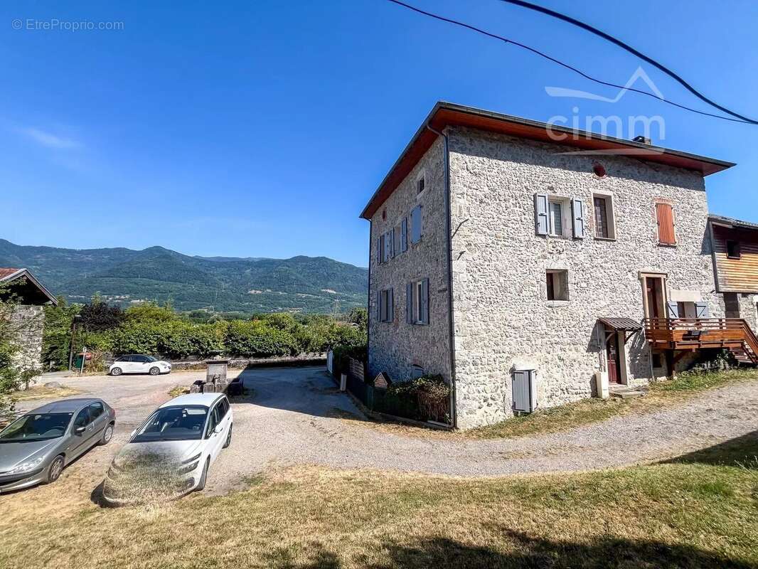 Appartement T4 de 120,16 m² - Entrée indépendante - Terrasse vue Chartreuse - dépendances - stationnement - photo 20