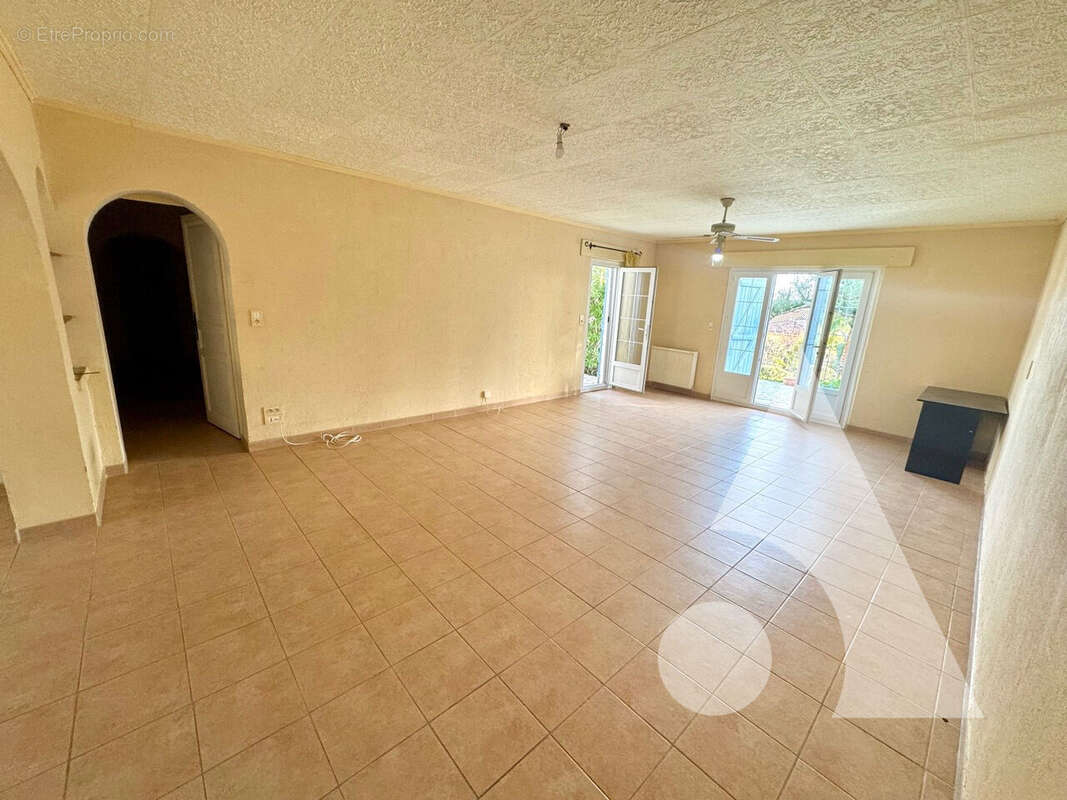 Maison à Villecroze de 247 m² sur terrain de 1.660m² - photo 8