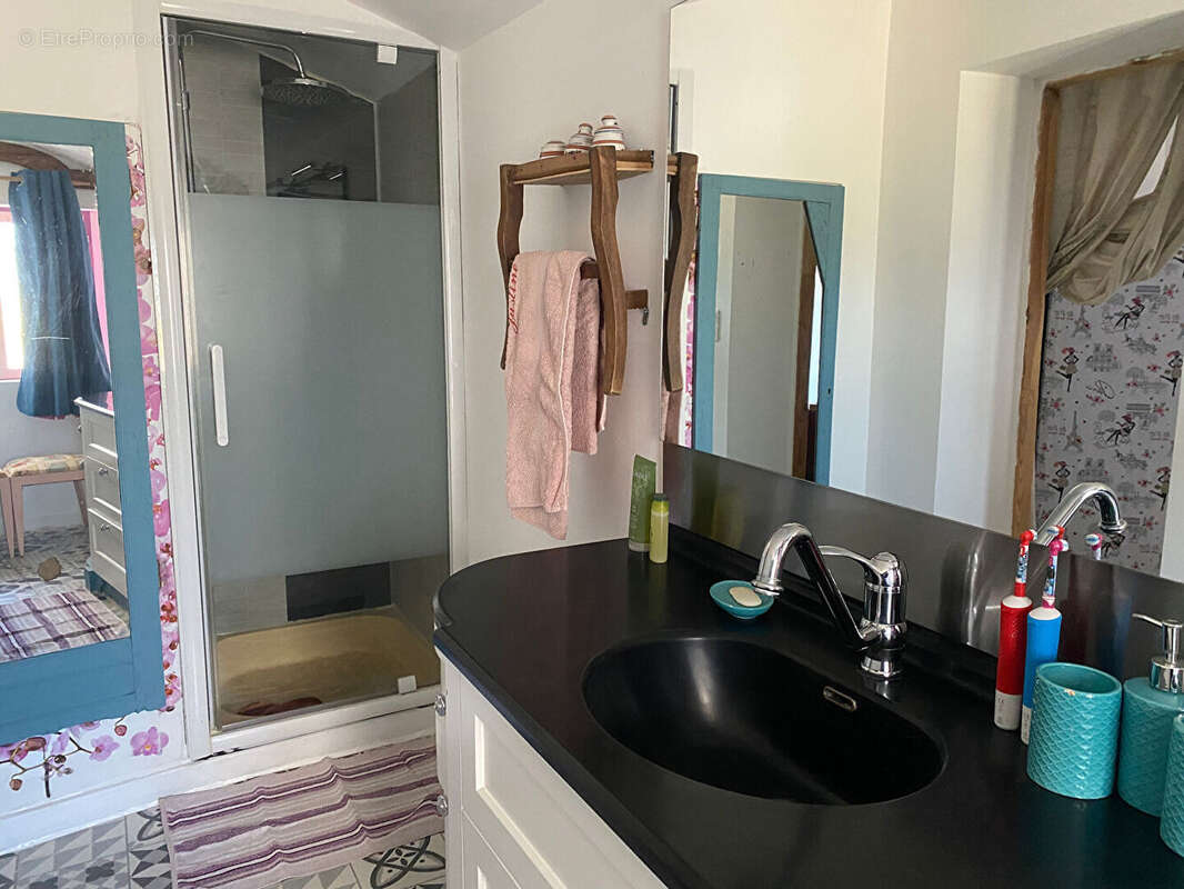 Maison à CAMIAC-ET-SAINT-DENIS