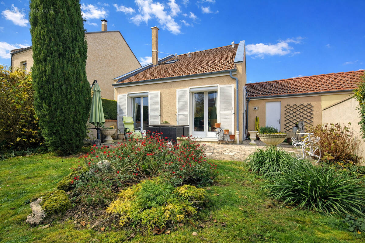 Maison à VOISINS-LE-BRETONNEUX