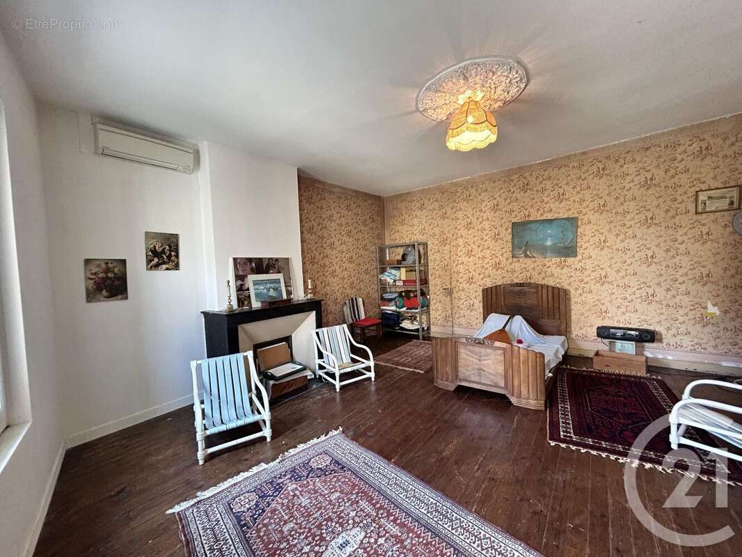 Maison à SAINT-MEDARD-DE-GUIZIERES