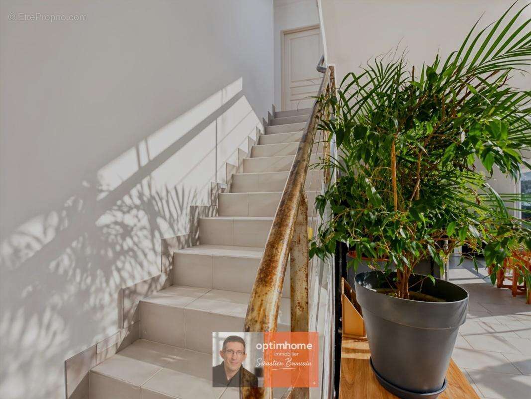Choisey – Maison récente de 2010 – 4 chambres, bureau et jardin de 510 m² - photo 8