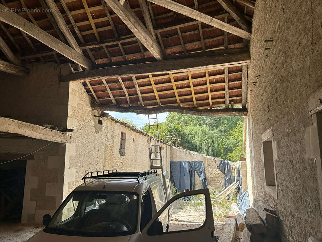 Grande grange à rénover avec permis de construire - photo 9