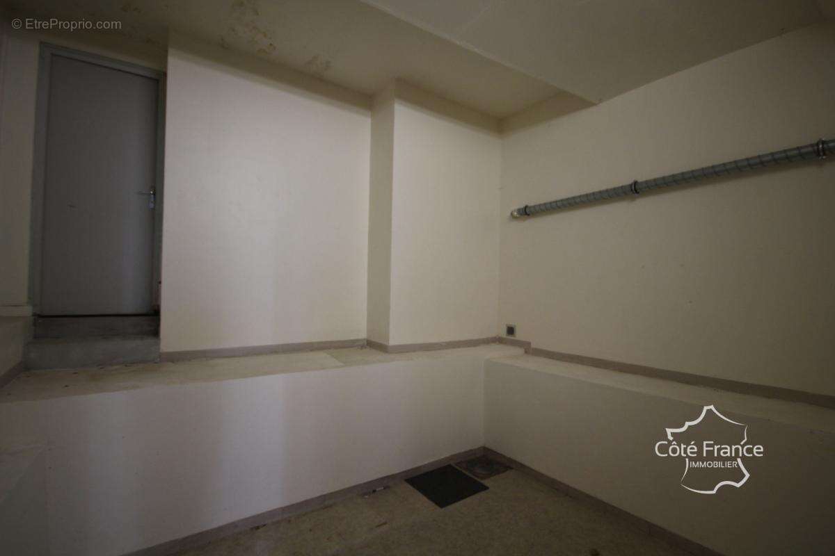 FUMAY Grand local commercial  de 218 m2 - photo 8