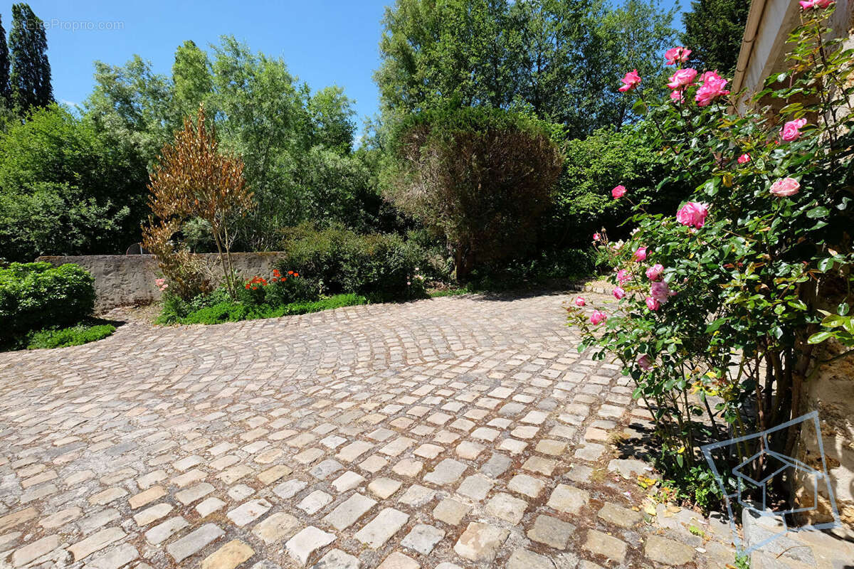 Maison à MILON-LA-CHAPELLE