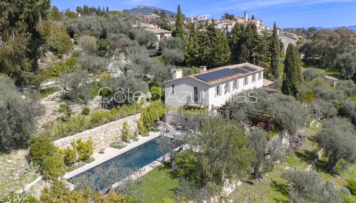 Maison à CHATEAUNEUF-GRASSE