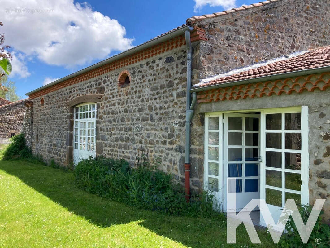 Appartement 310 m² à Sainte-Eugenie-De-Villeneuve  - photo 3