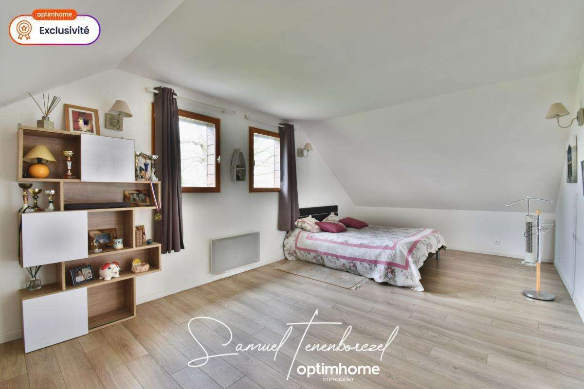 Maison familiale de 196 m² avec 4 chambres, double garage et grand terrain – Beuzeville (27210) - photo 15